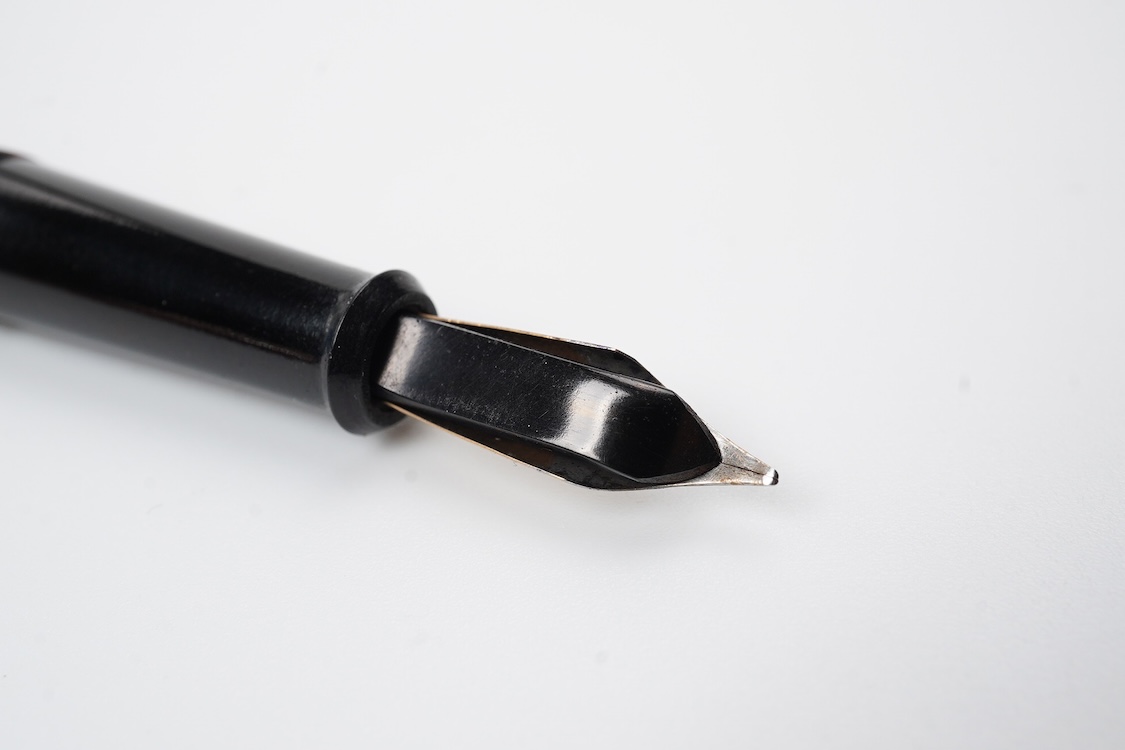 A De la Rue Onoto No.6234 piston fill fountain pen (working condition) in burgundy/black with DLR Onoto No.5 nib